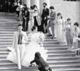 結婚披露宴で祝福される新郎新婦