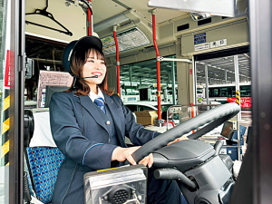 現場で活躍するバスの女性運転士現場で活躍するバスの女性運転士