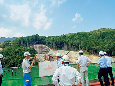 鳥羽河内ダム工事現場にて