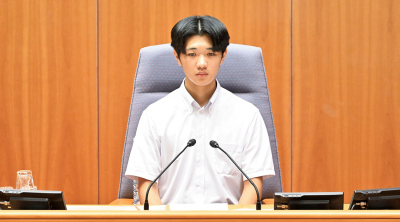 高校生が議長役になって高校生県議会を進行