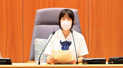 高校生が議長役になって高校生県議会を進行