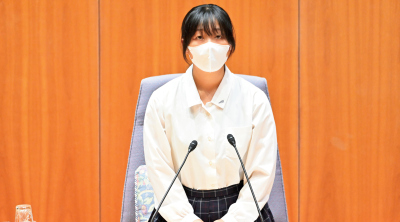 高校生が議長役になって高校生県議会を進行