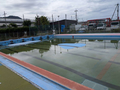 学校の屋外プール